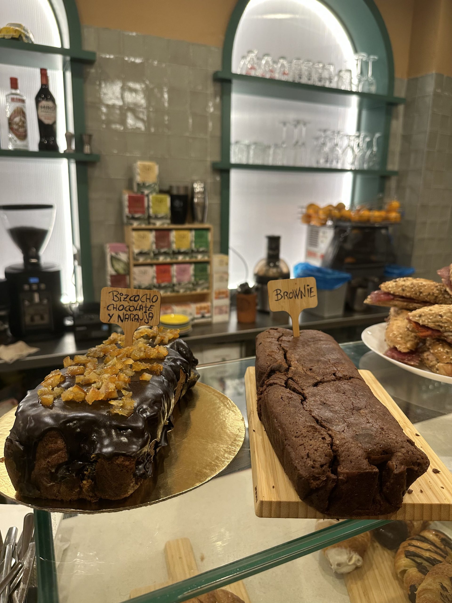 Vitrina de bollería en Aromes Meridiana