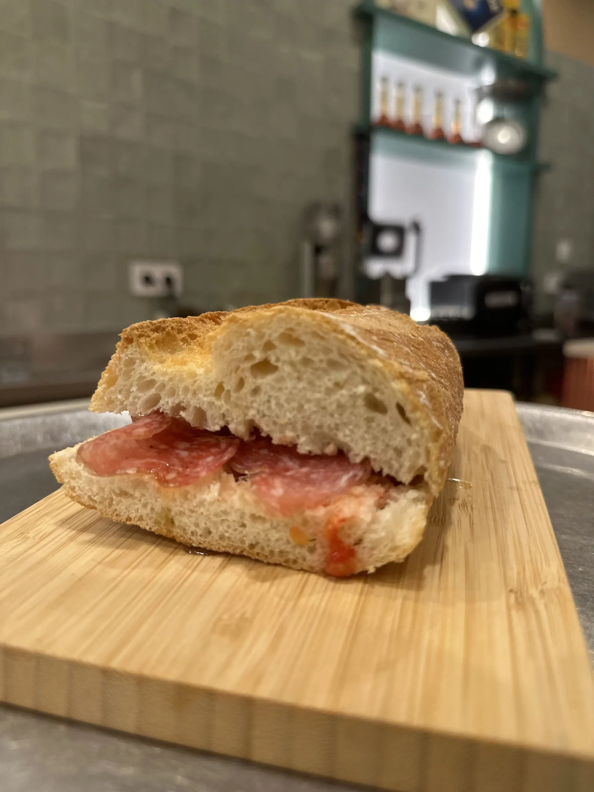 Bocadillo de embutido preparado al momento en Aromes