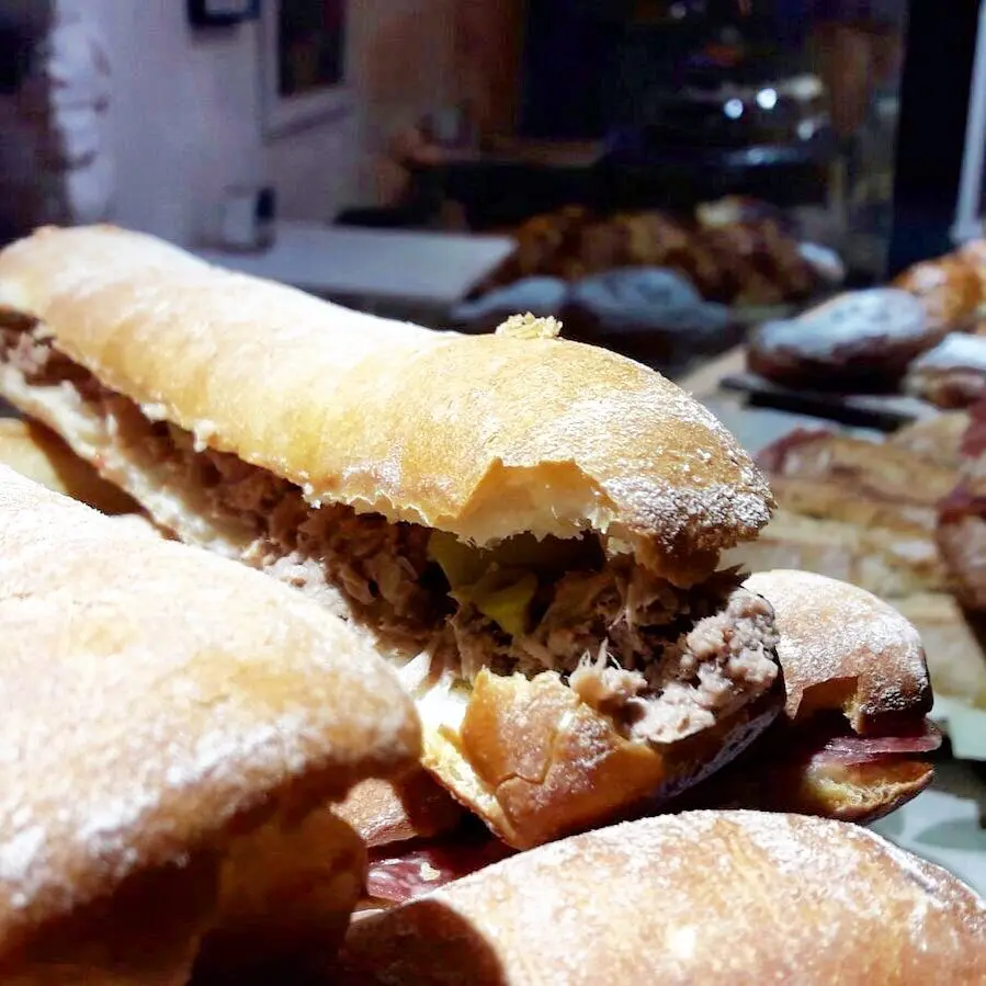Bocadillo de atún y aceitunas preparado al momento