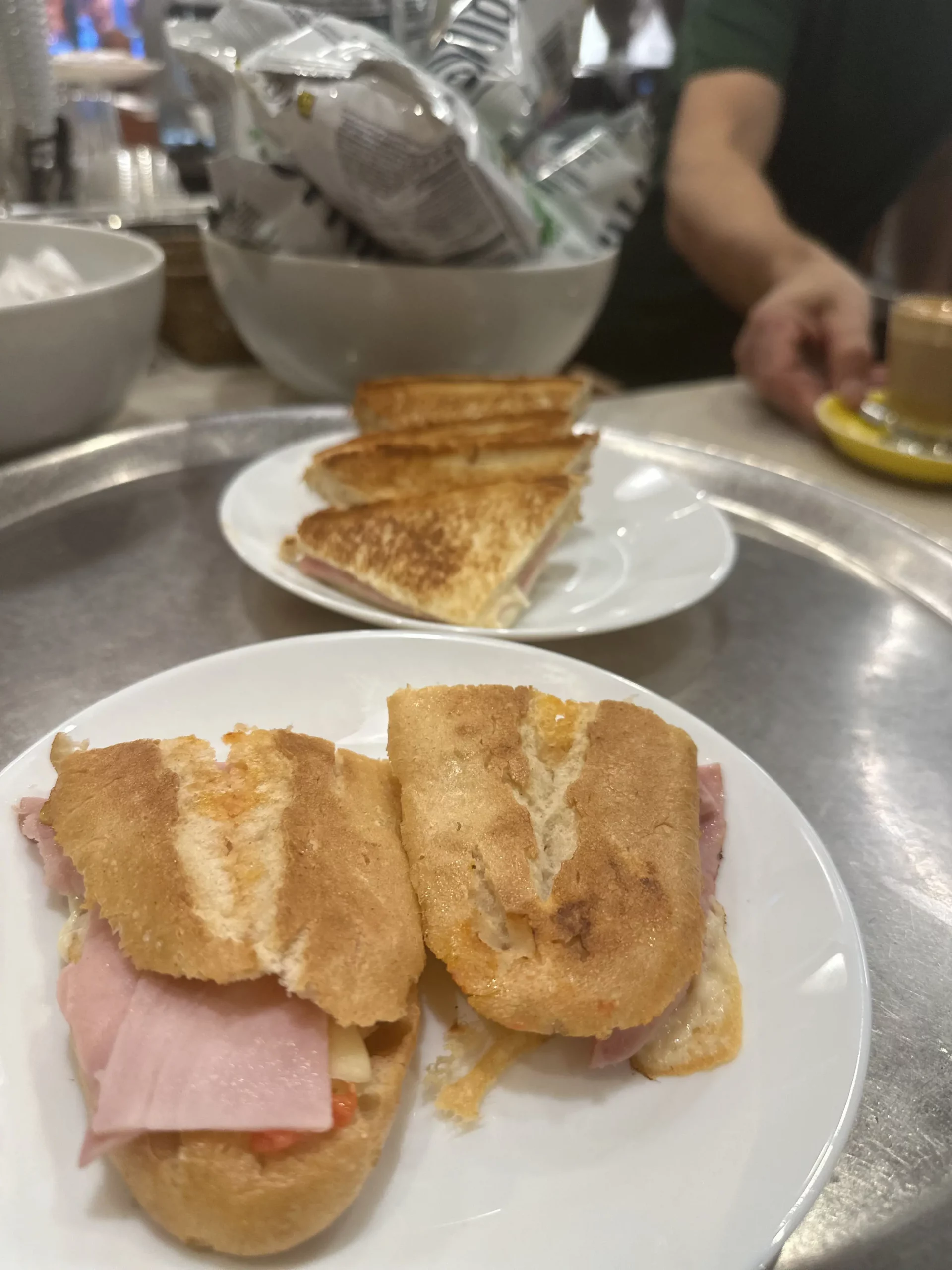 Bocadillo de jamón y queso preparado al momento en Aromes