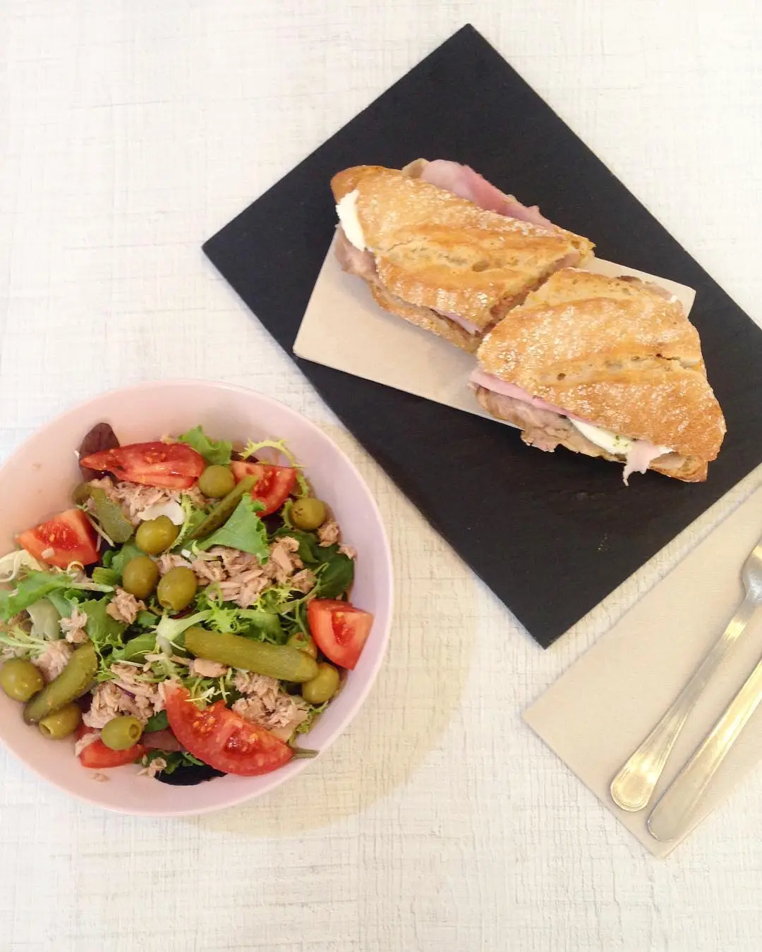 Bocadillo de jamón york queso y ensalada en Aromes