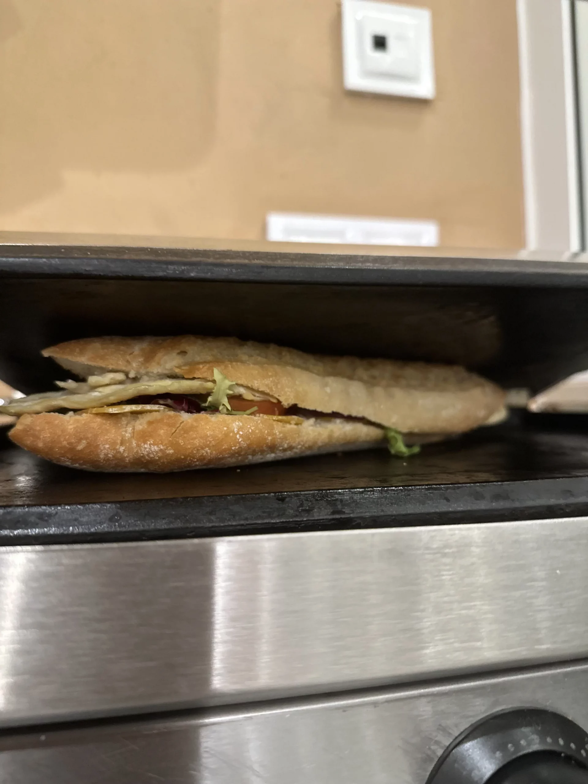 Bocadillo caliente para llevar en Aromes
