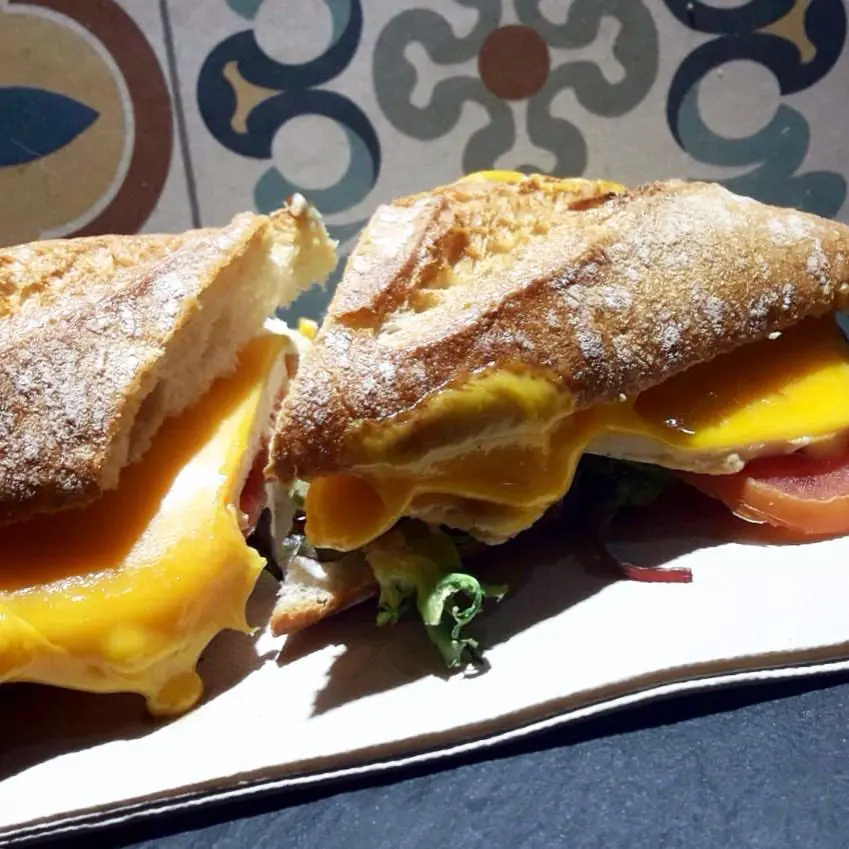 Bocadillo vegetal con queso para llevar en Aromes