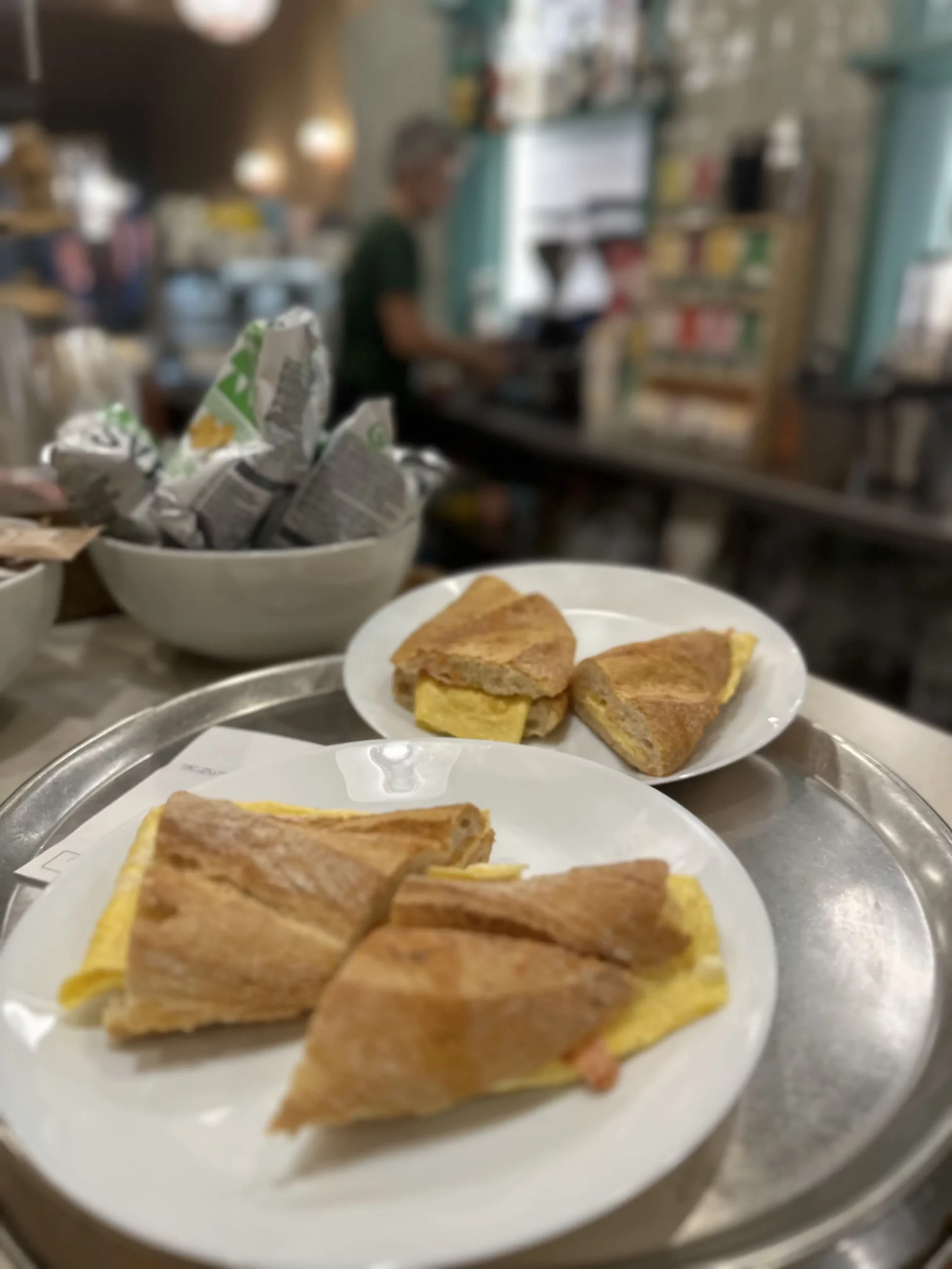Bocadillos de tortilla francesa recién preparados en Sant Andreu