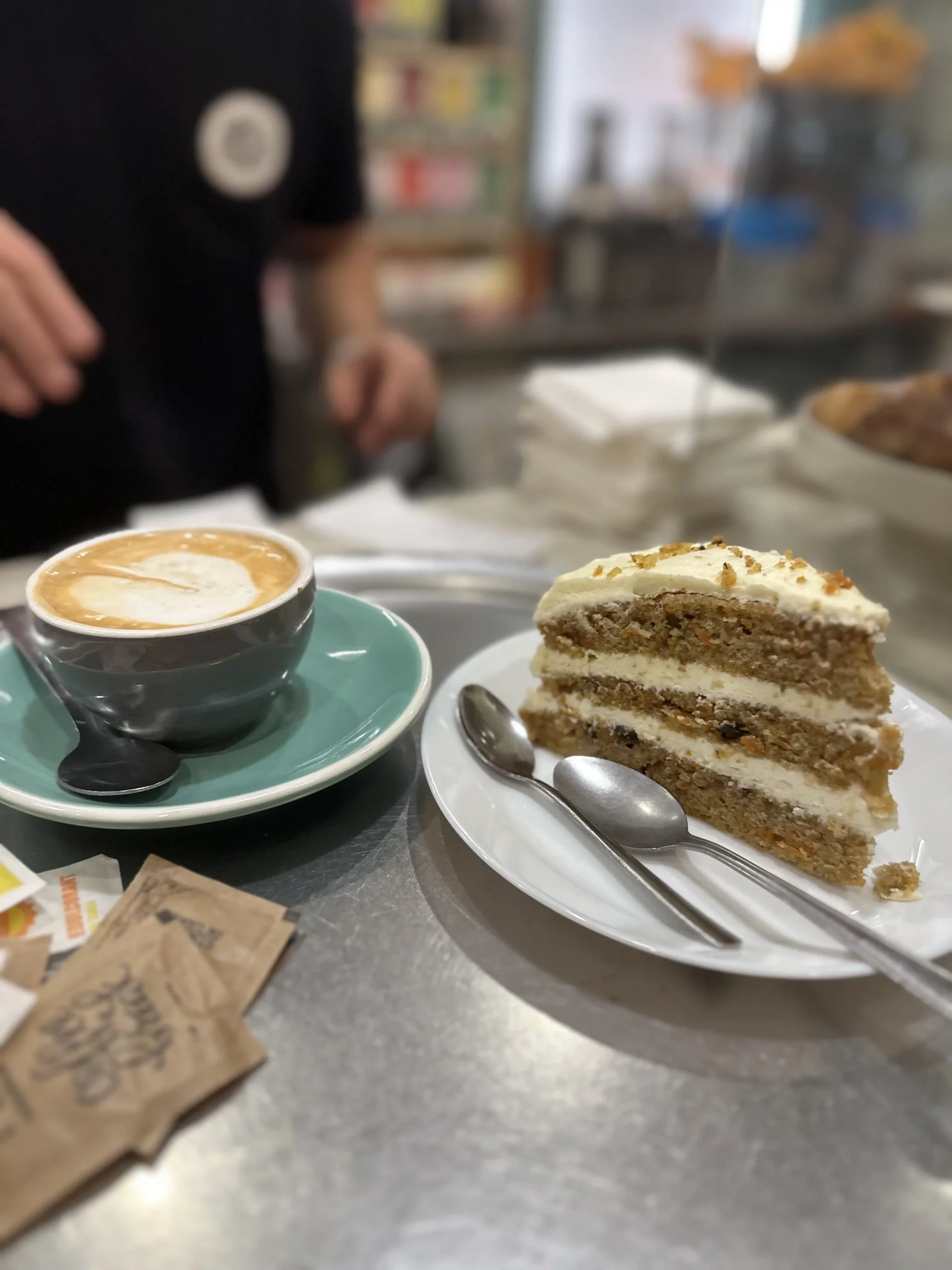 Café y carrot cake en Aromes Café Lounge