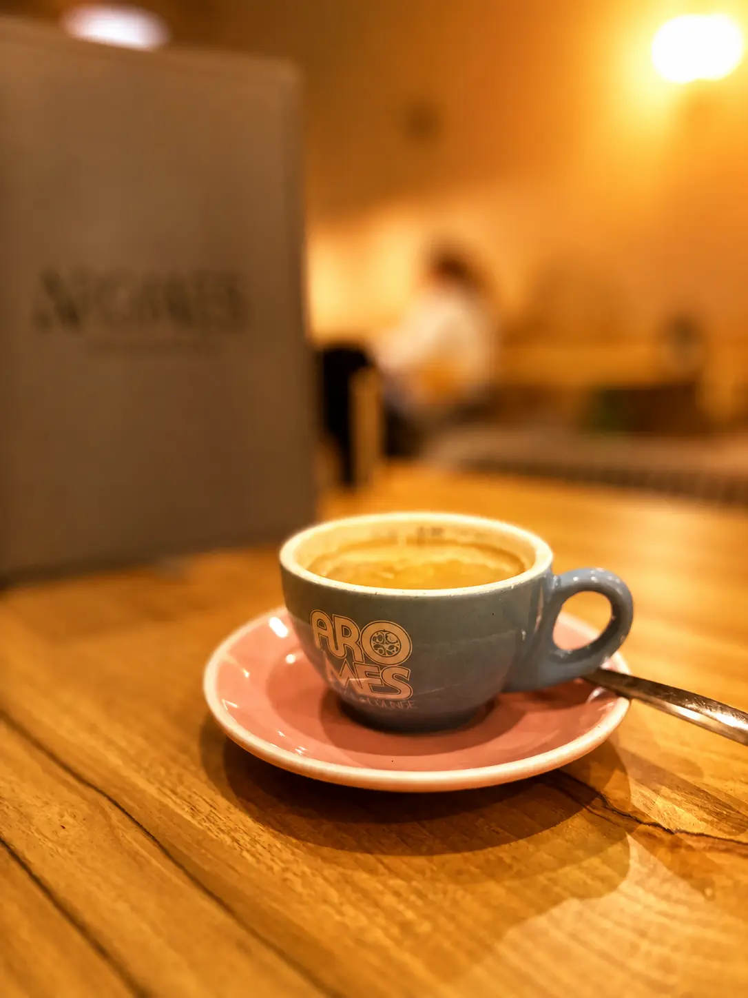 Café de especialidad servido en taza Aromes