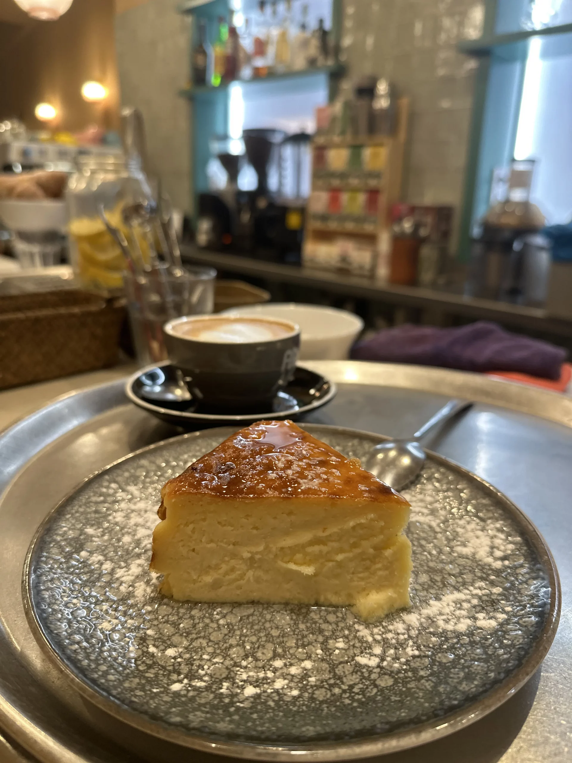 Porción de cheesecake casera servida en plato en Aromes