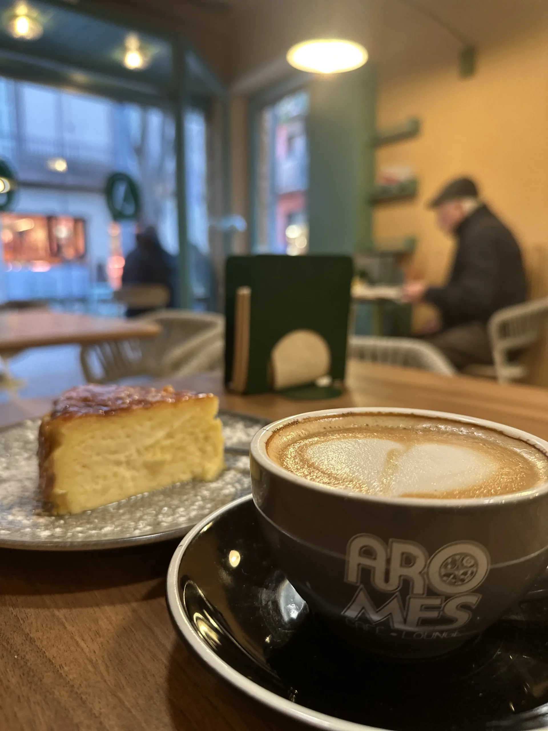 Cheesecake y café con leche en Aromes