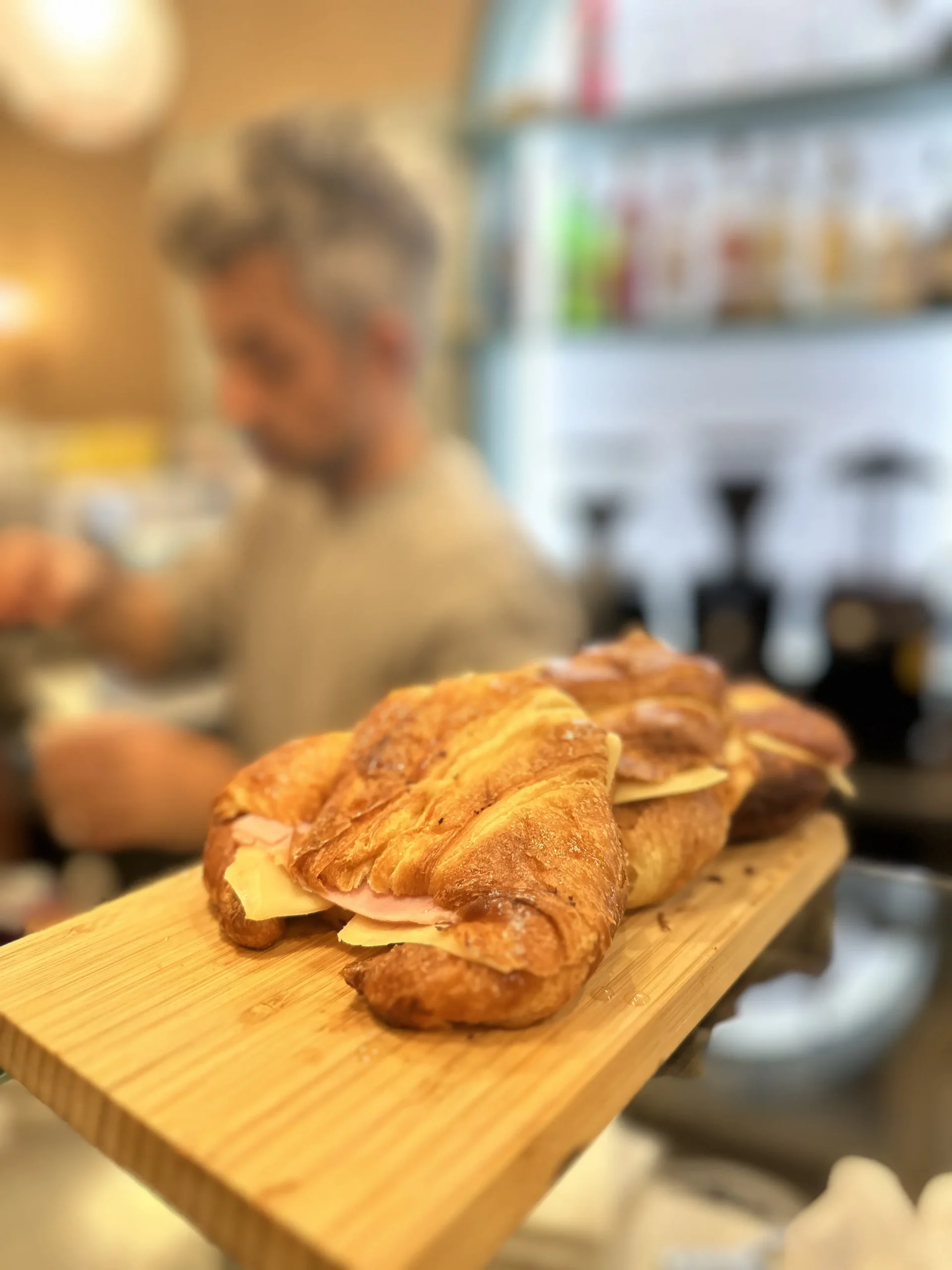 Croissant y bollería recién horneada en Aromes
