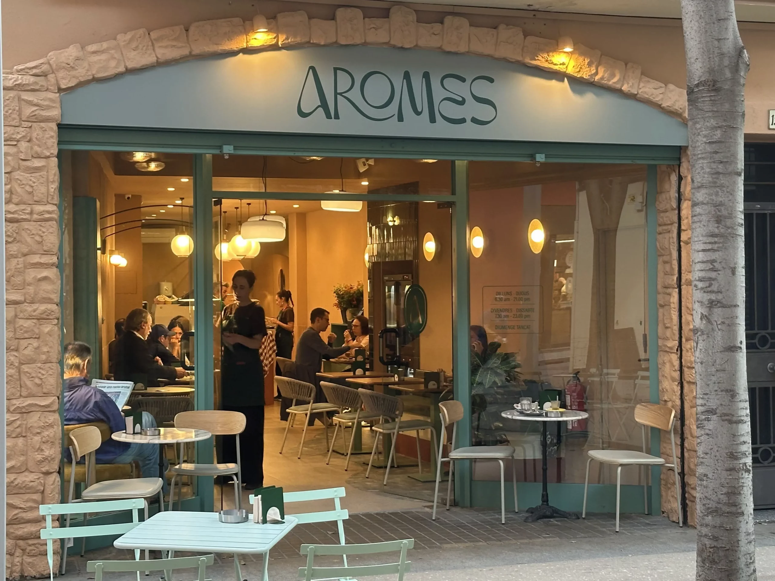 Entrada de Aromes Café Lounge