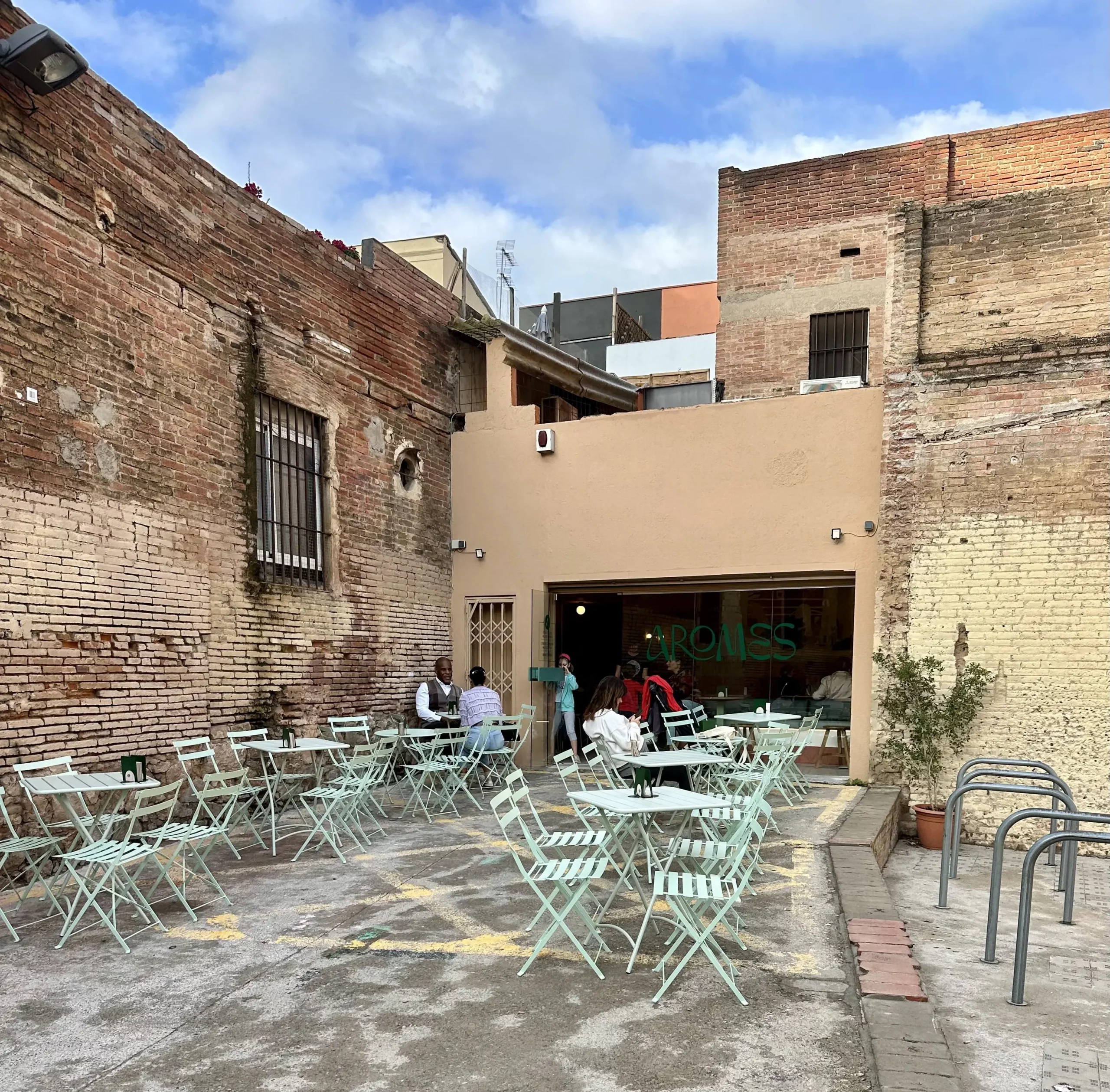 Interior y terraza de Aromes Café Lounge