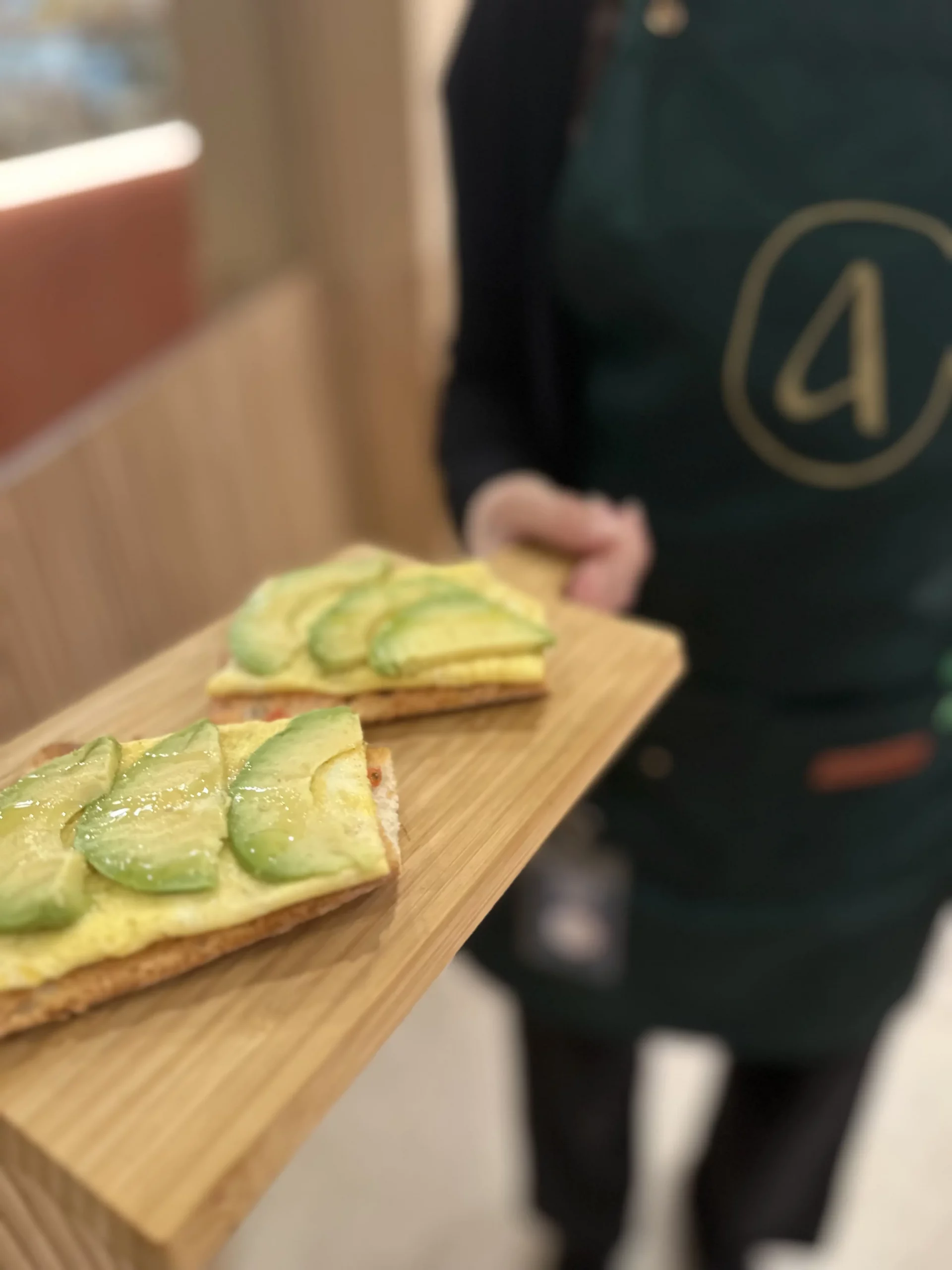 Torrada de tortilla francesa y aguacate