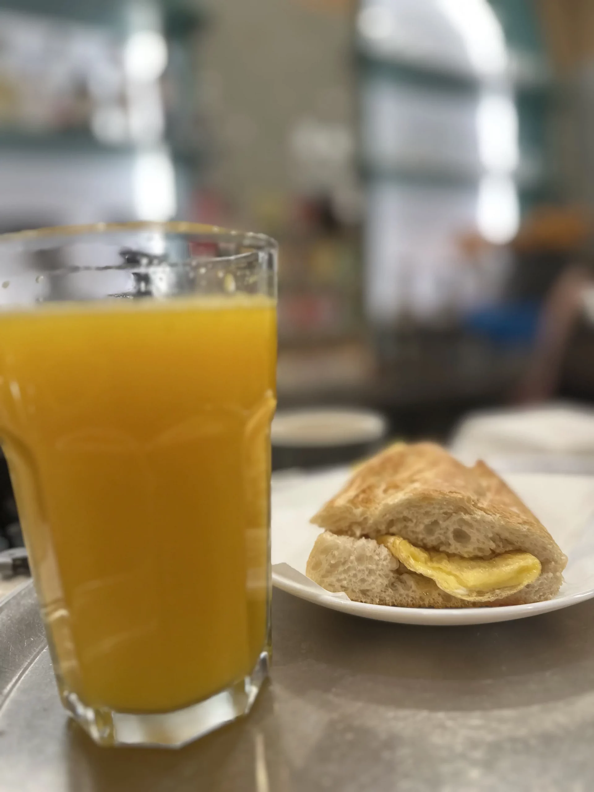 Zumo de naranja natural y bocadillo de tortilla francesa