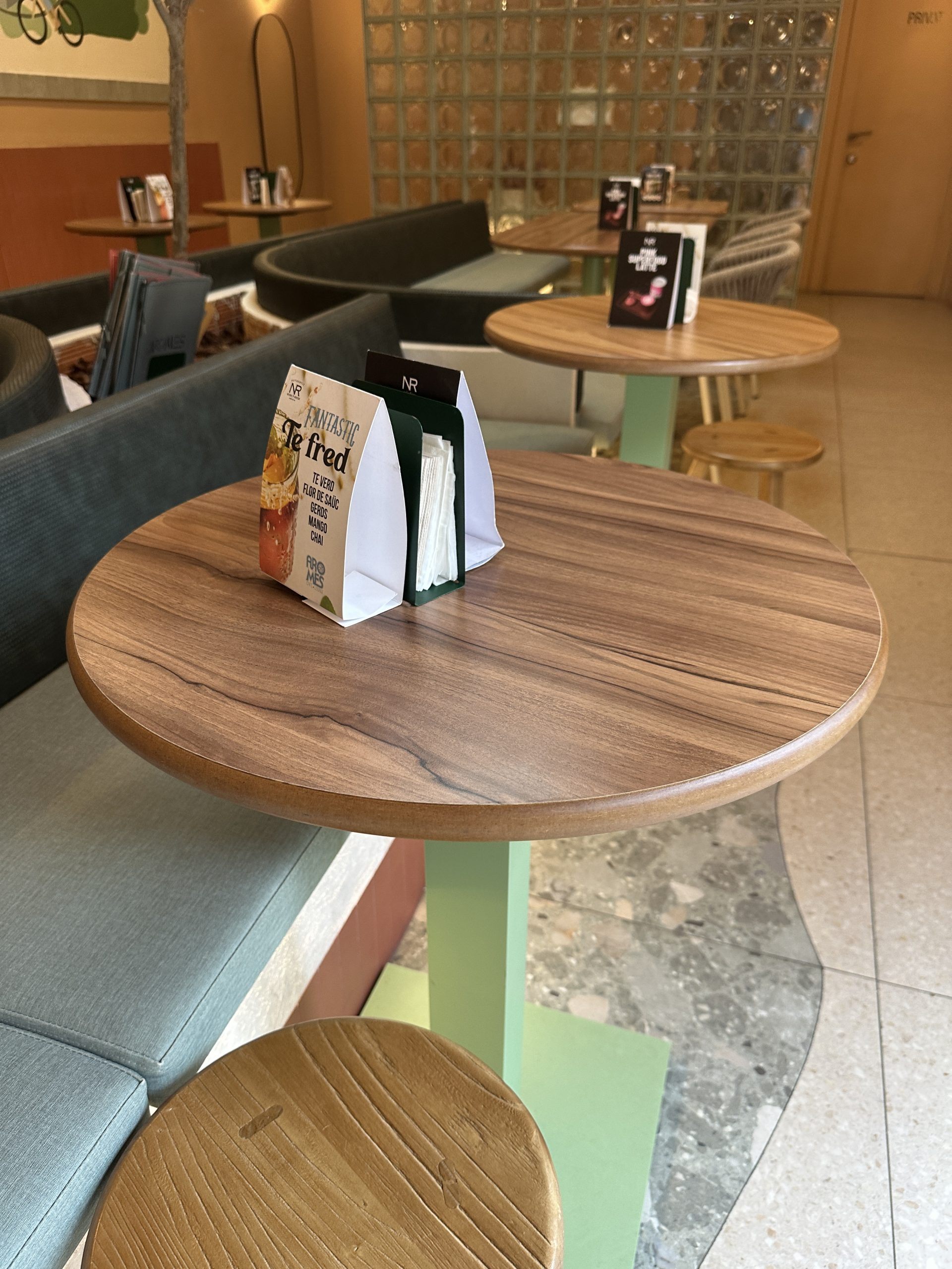 Zona interior con mesas y ambiente agradable en Aromes