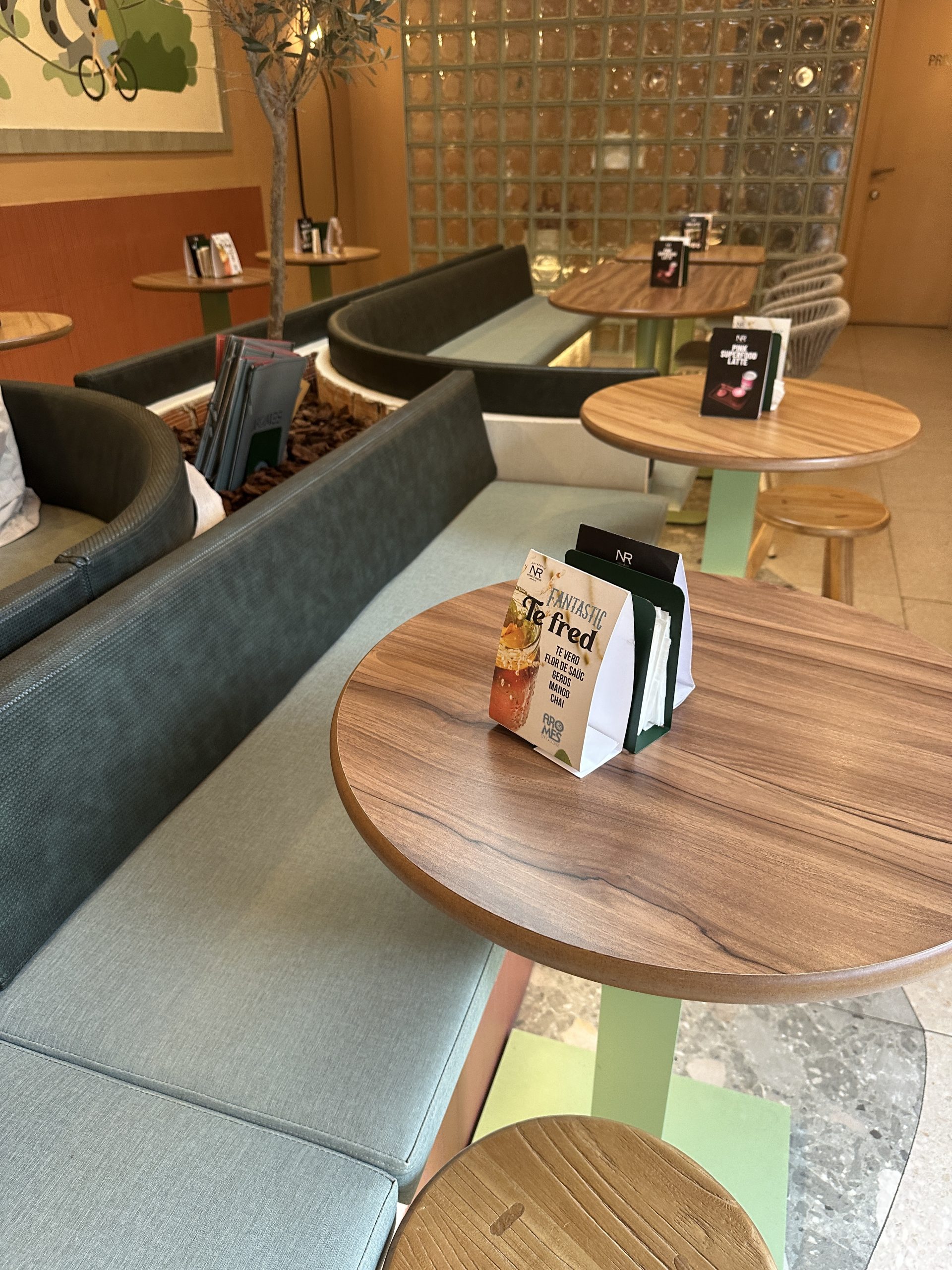 Ambiente cálido en Aromes Café Lounge